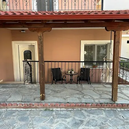 με κήπο στην χλόη καστοριάς Apartment Aposkepos