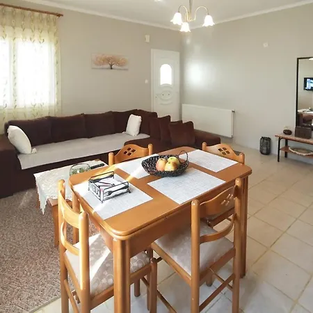 με κήπο στην χλόη καστοριάς Apartment *